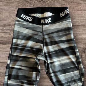 Nike Dri-Fit Gray & Black Stripped Cropped Leggings Sz: XS